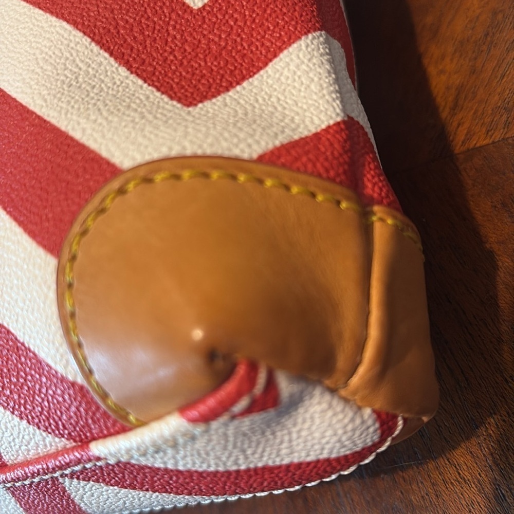Dooney Bourke  Wavy Crossbody bag, leather red & White tan leather trim/red edge - Picture 14 of 17